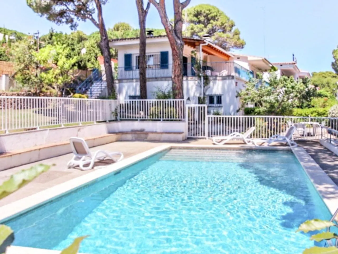 Vacay Villa Alzines contacts